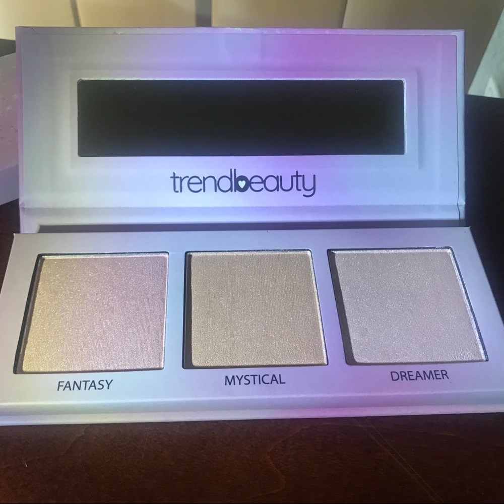 🤑 3/$25 - Trend Beauty highlighter palette